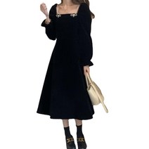 데이트 디너 파티를 위한 벨벳 스퀘어 네크라인의 스몰 블랙 드레스