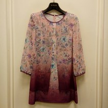 이헌영패션 60%빅세일 여성 여름 8부소매 쉬폰블라우스겸 티셔츠 소매쉬폰 라운드넥 쿨블라우스 앞부분쉬폰날개겹디자인 몸판신축성좋은쿨소재 뒷지퍼착용 연보라빛의 핑크나염꽃무늬 66 77 88 99 빅사이즈