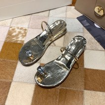 여성 여름 통굽 키높이 샌들 여름 언니는 스타일로 모조 돌비둘기 알을 깎은 발로 굽이 높은 슬리퍼를 신고 밖에 비치 샌들을 신고 있다