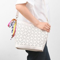 여름 꽃무늬 펀칭 귀여운 숄더백 그립감좋은 데일리백 깔끔한
