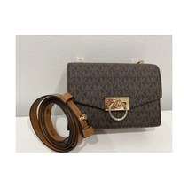 마이클 코어스 시그니처 로고 헨드릭스 크로스바디 백 또는 클러치 브라운 에이콘 398