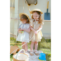 [마르디 엠버] 엠버만의 사랑스러운 무드 가득한 엠버 에어 블라우스는 내츄럴한 조직의 가볍고 시원한 코튼 소재로 제작되었어요. 엠버 제인 스커트와 셋업 코디해도 예뻐요!