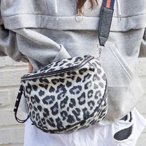 더퍼플 호피무늬 크로스백 20대 여대생 데이트룩 가방 코디 crossbody bag 백팩 슬링백 크로스백 여성가방 여성크로스백 핸드폰가방 메신저백 토트백 숄더백 버킷백 파우치 미니가방