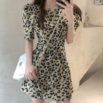 러블리한 라인감 레오파드 무늬의 심플한 미니 원피스