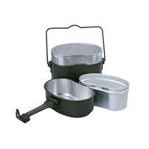 손잡이가 달린 신형 캠핑 반합 군용반합 라면 끓이기