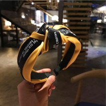귀여운 헤어밴드 머리띠 빈티지 진주 연예인 명품패션 부티크 액세서리 여성의 복고풍 스타일 편지 매듭 휴가 바람 와이드 사이드 후프 모자를 쓰고 있죠