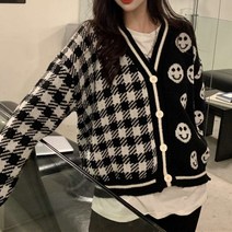 저스트메리드 블랙 앤 화이트 스마일 체크 반반 여성 브이넥 니트 가디건 C18