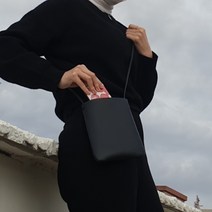 옆으로 매는가방 여자 여성 작은 매신저백 잉크블랙