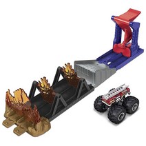 Hot Wheels 몬스터 트럭 파이어 스루 히어로 플레이세트 1:64 스케일 다이캐스트 5 알람 차량 및 발사기 만 3-8세 아동용 선물, 5 Alarm