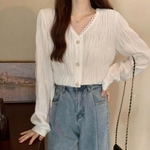 [랜덤플레이] 브이넥 레이스 버튼 블라우스