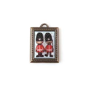 비즈아이 [7040-07]메탈패브릭펜던트 꼬마병정직사각 18x25mm 신주버니쉬 1개