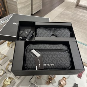 마이클코어스 로고 3-in-1 여행 선물 세트 Michael Kors 3-in-1 Logo Travel Gift Set 36U2LGFN2B