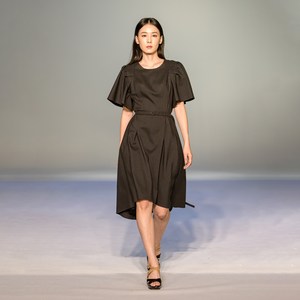 쿠만YHJ 개더 숄더 슬리브 벨트 미디 드레스