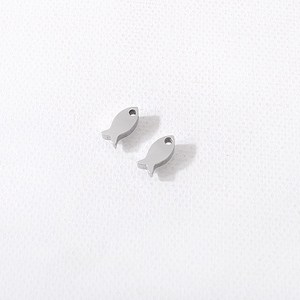 비즈아이 [8-025-04]써지컬스틸 펜던트 물고기 소 4.5x10mm 무도금 1개