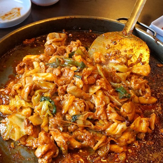 숯불 향 가득한 낭만, 통나무닭갈비: 잊을 수 없는 맛의 추억을 선사하다