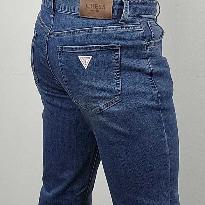 [백화점 정품] 게스 남성 여름용 저온스 이센셜 슬림 스트레이트 미디엄블루 데님 얇은 스판 청바지 MBL 중청