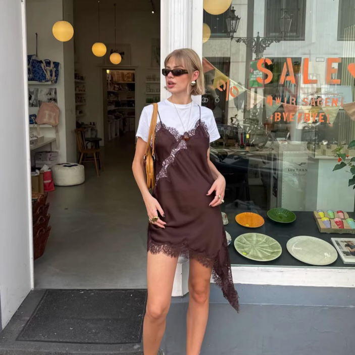 2026 레이스 실크느낌 가는끈 브이넥 슬릿 디자인 비대칭 허리라인 새틴 원피스