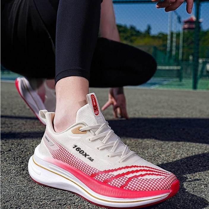 여름 남자 런닝화 마라톤화 장거리 러닝화 미끄럼 방지 운동화 비행 편직 소재는 통기성이 뛰어납니다 남성 편안한 운동화 워킹화 경량 스포츠화 키높이운동화 충격흡수 운동화