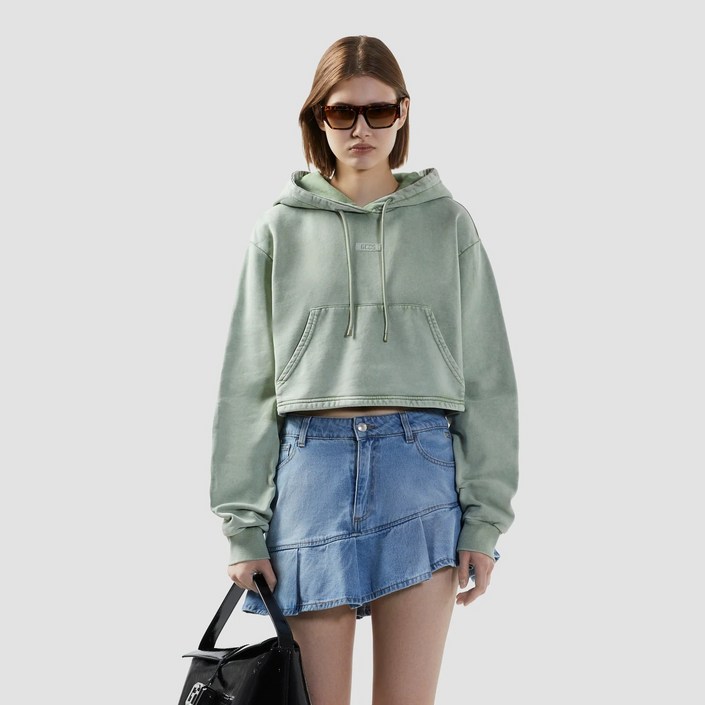 GCDS 스톤워시드 크롭 후드 티셔츠 DKSHA21025