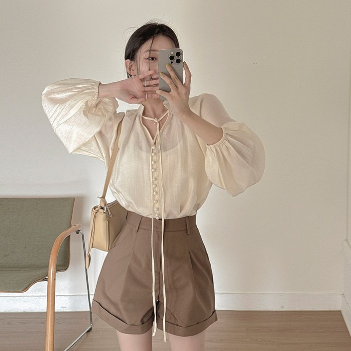 떳다그녀 프리스틴 콩단추 리본 브이넥 봄 가을 남방 래글런 벌룬 소매 나그랑 블라우스