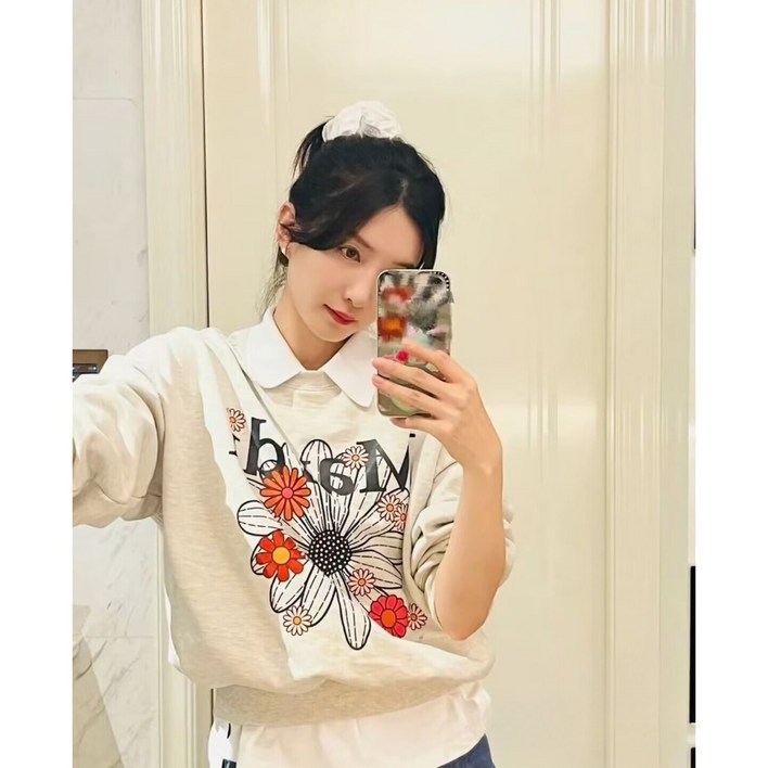 FW23 남녀 공용 작은 데이지 알파벳 프린트 커버 머리 긴 소매 맨투맨 MBC6PSWSR005