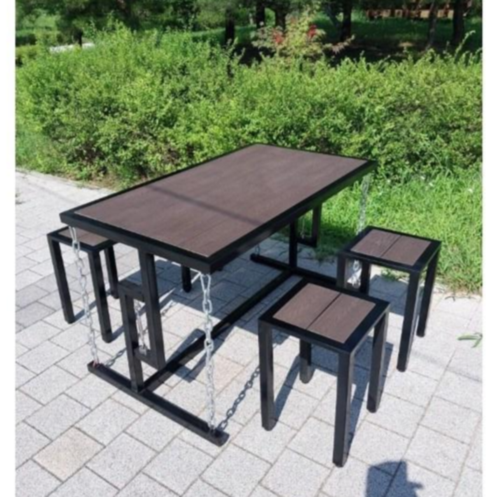 체인이 있는 야외 테이블, BLAC