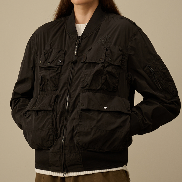 CP컴퍼니 남성용 크롬 R 멀티포켓 봄버 재킷 18CMOW010A005904G 999