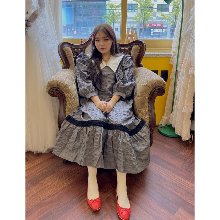 러빈동키 오운 엠보 프릴카라 오버핏 원피스 2 color 러빈동키 오운 엠보 프릴카라 오버핏 원피스 2 color
