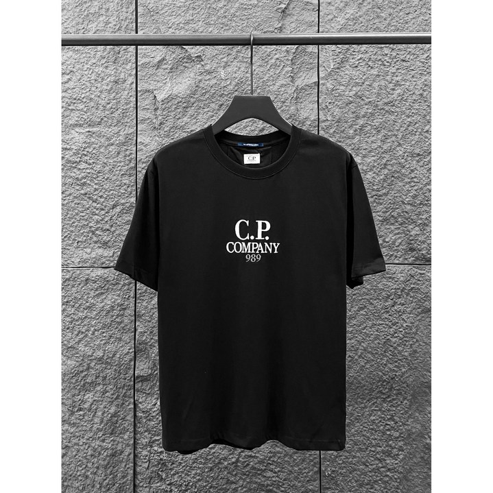 [CP컴퍼니] c,p자수 캐주얼 라운드넥 반팔 남성 티셔츠입니다