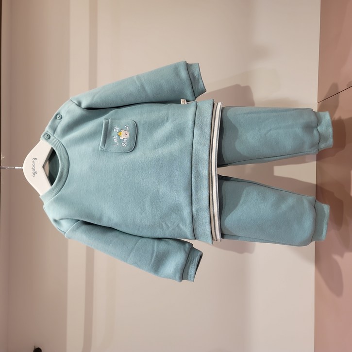 아가방 강남점귀여운 곰자수가 포인트 상하복 밍크기모 소재로 따뜻하고 포근한 상하세트등원룩으로 추천