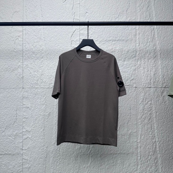 CP컴퍼니 남성 와펜 24SS T9001 남녀공용 스트릿 로고 반팔티셔츠 컬러풀 카라 반팔 티셔츠 CP컴퍼니 남성 와펜 24SS T9001 남녀공용 스트릿 로고 반팔티셔츠 컬러풀 카라 반팔 티셔츠